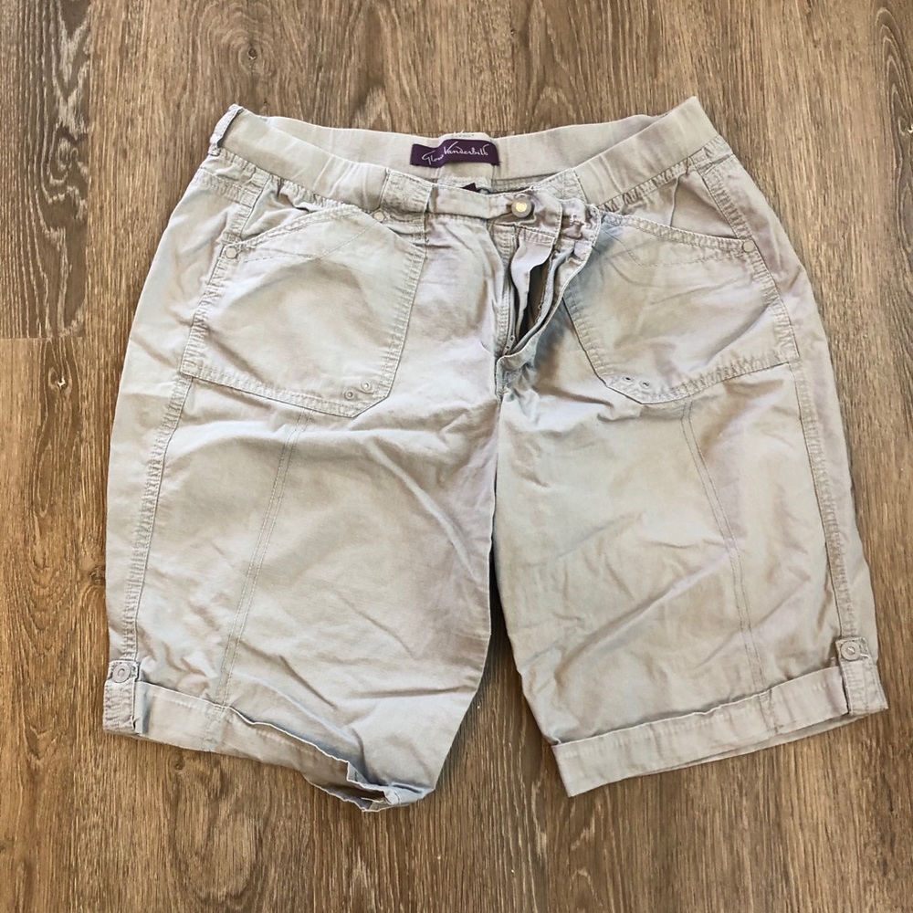 Gloria Vanderbilt khaki cargo shorts. Size 14.